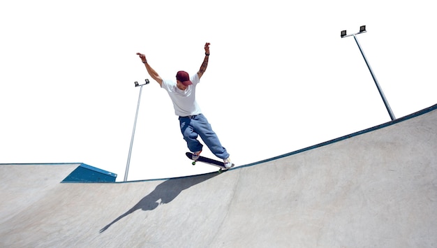 Skateboarder macht einen Trick, isoliert auf weiss