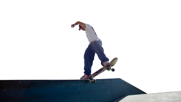 Skateboarder macht einen Trick, isoliert auf weiss