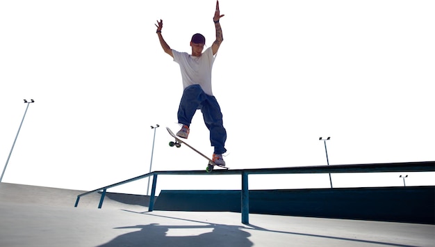 Skateboarder macht einen Trick, isoliert auf weiss