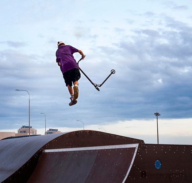 Foto skateboarder springt auf einer rampe in einem skatepark