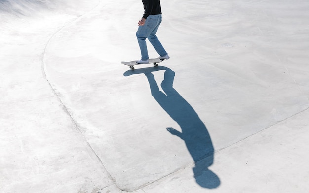 Skateboarding ao ar livre. Patinador patinando em um skatepark urbano de concreto