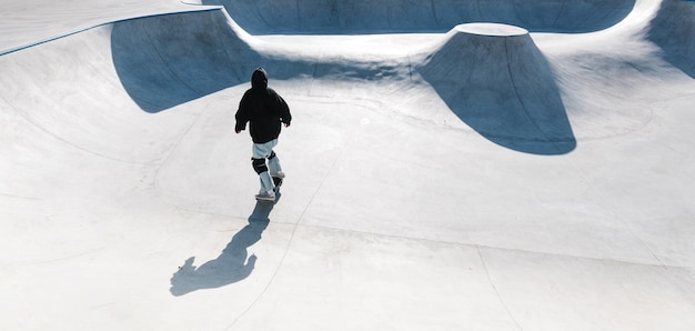 Skateboarding ao ar livre. Patinador patinando em um skatepark urbano de concreto