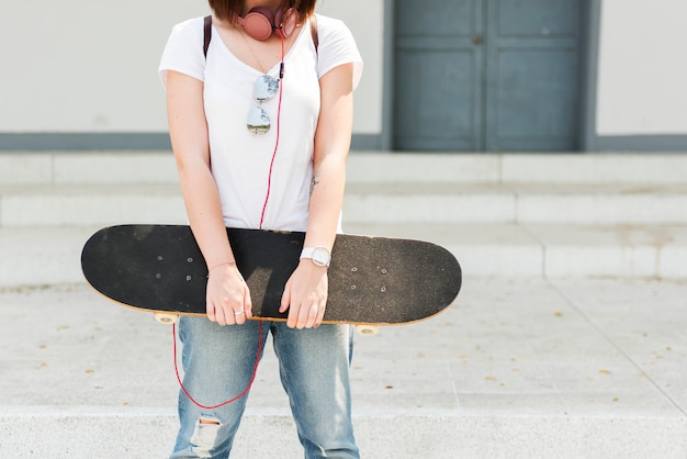 Skateboarding jogando estilo de vida em pé relaxante conceito