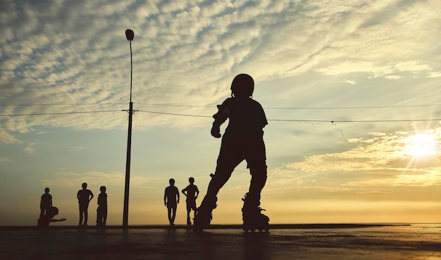 Foto skateboarding silhouette extreme skatepark imagens laranja luz solar cultura jovem praticar esportes
