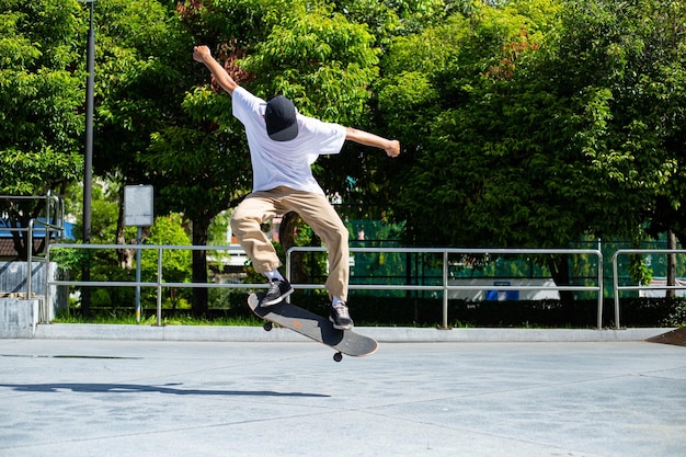 Skateboardmann Flipboard im SportbereichSportmann lustig mit seinem Hobby im Außenbereich