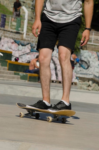 Skateboardposition junger Junge auf einem Skateboard