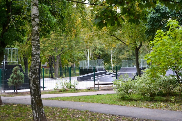 Skatepark-Rampen im Park im Herbst