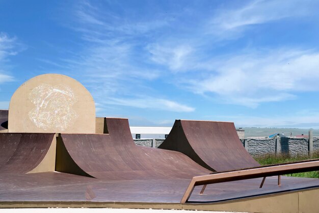 Un skatepark vacío en el parque público de la ciudad. lugar de deportes extremos de estilo libre