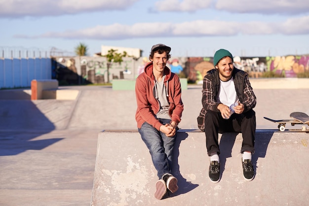 Skateparkporträt und Skater-Freunde entspannen sich im Freien nach einer Spaß-Sitzung Training oder Bindung im Urlaub Skateboard-Hobby und Gen Z männliche Menschen chillen auf einer Rampe für Pause Urlaub oder Boarding