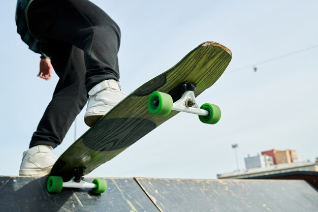 Skater auf Rampennahaufnahme