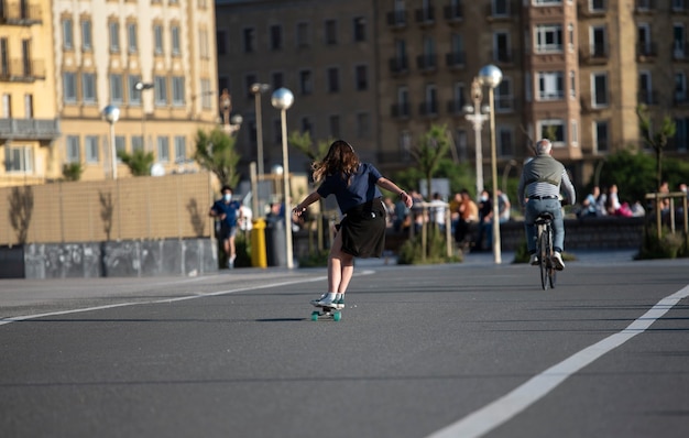 Skater, der auf der Straße trainiert