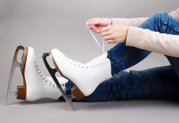 Foto skater, der schlittschuhe auf grauem hintergrund trägt