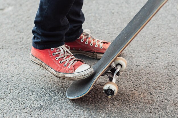 Skater, der Trick mit Skateboardschwanz macht