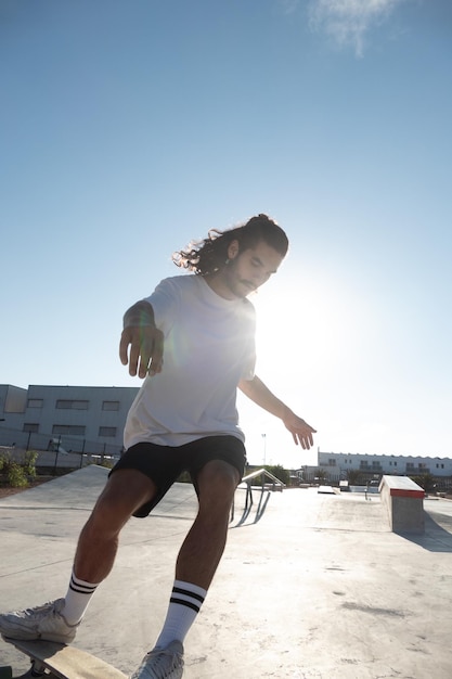 Skater fahren auf den Rampen des Skateparks