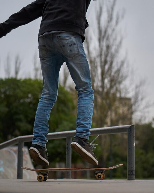 Skater haciendo saltos en una rampa