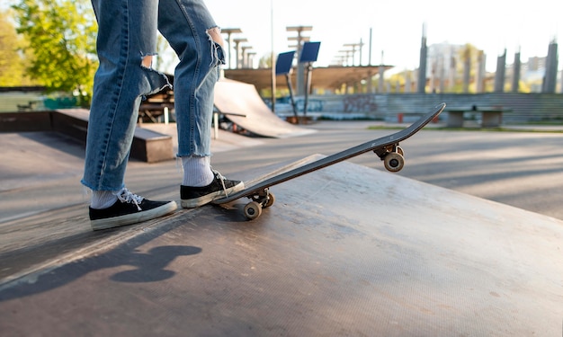 Foto skater haltebrett mit fuß