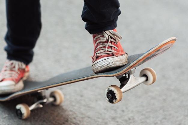 Skater irreconocible con zapatillas rojas