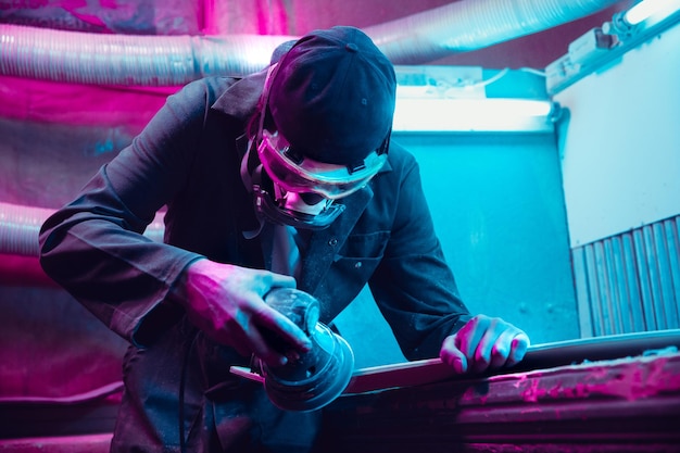 Skater ist dabei, sein eigenes Skateboard zu bauen, Longboard - offenes Geschäftskonzept