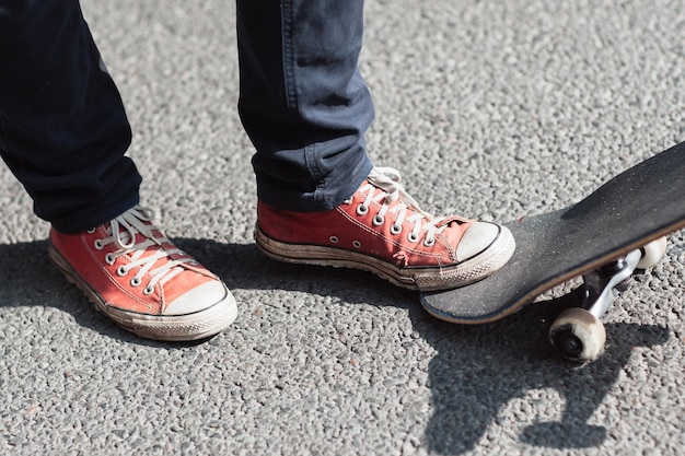 Skater machen Olly-Trick-Übung.