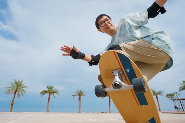 Skater mit Palmenhintergrund