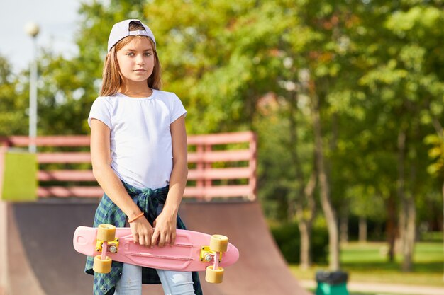 Skater de pie al aire libre