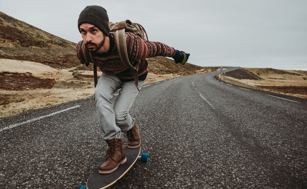 Skater reist Island auf seinem Longboard