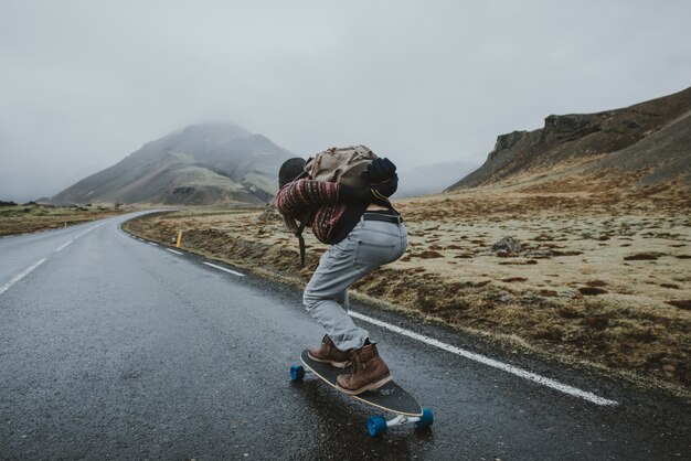 Skater reist Island auf seinem Longboard