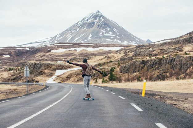 Skater reist Island auf seinem Longboard