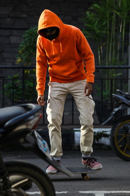 Skater reitet auf Skateboard auf der Straße