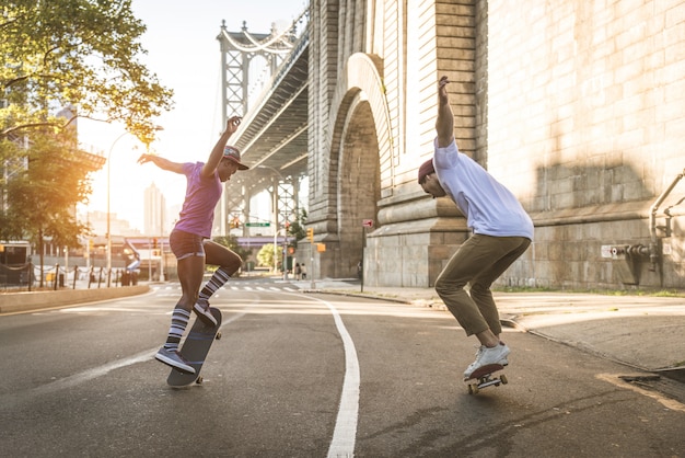 Skater trainieren in einem Skatepark in New York