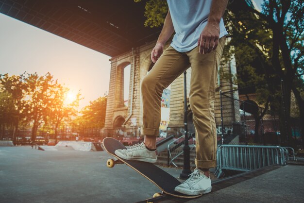 Skater Training in einem Skatepark in New York