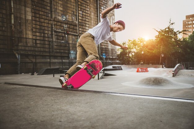 Skater Training in einem Skatepark in New York