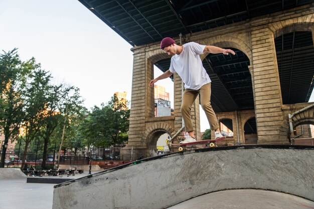 Skater Training in einem Skatepark in New York