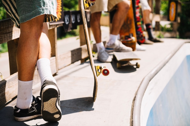 Foto skateres que se preparam na rampa