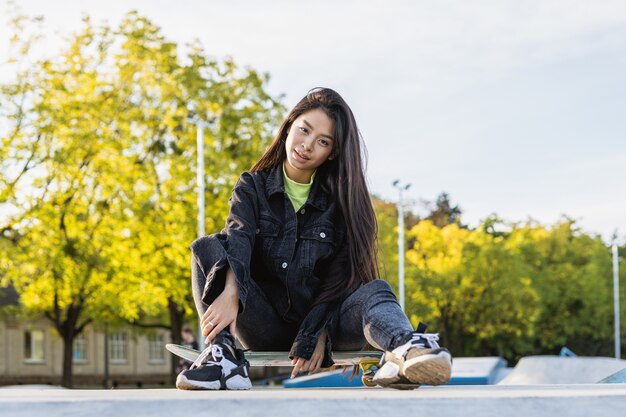 Foto skatista adolescente elegante e descolada no parque de skate