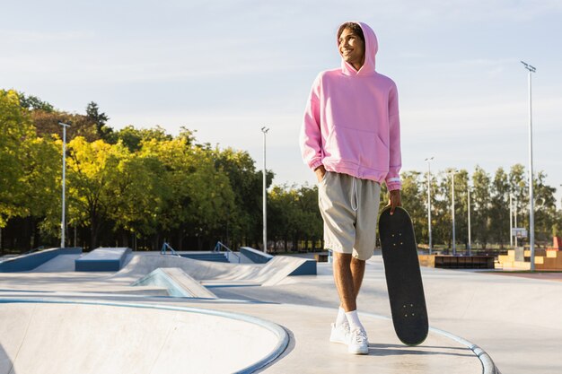 Skatista adolescente elegante e descolado na pista de skate