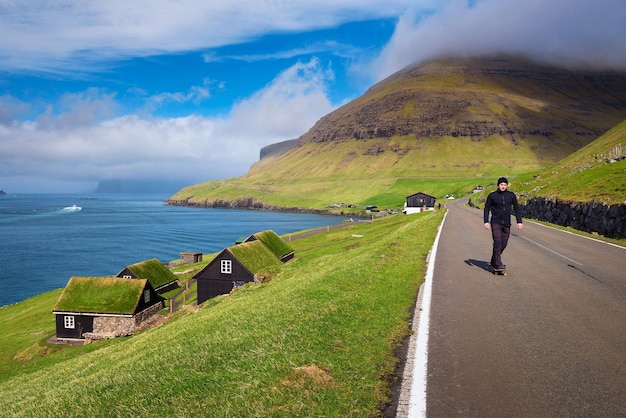 Skatista andando de skate pela vila de bour nas ilhas faroe