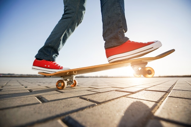 Skatista andando de skate. vista de uma pessoa andando de skate usando roupas casuais