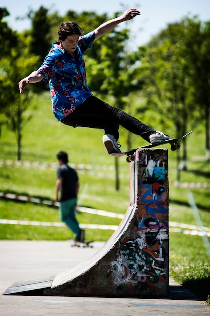 Skatista fazendo uma manobra em um skatepark