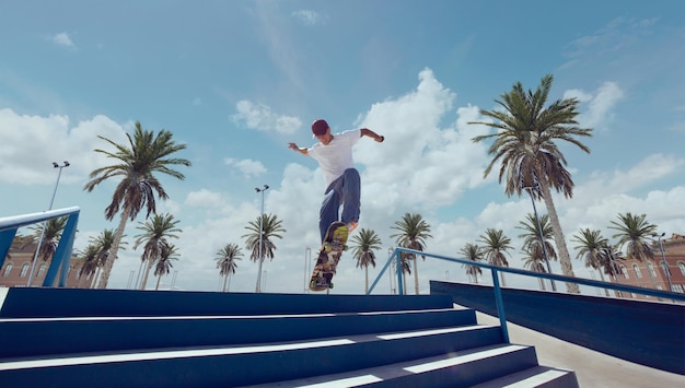 Skatista fazendo uma manobra em uma pista de skate