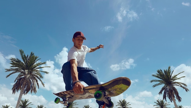 Skatista fazendo uma manobra em uma pista de skate