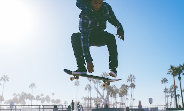 Skatista praticando no skate park