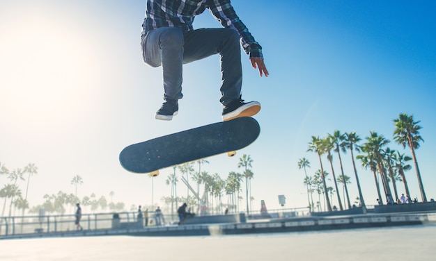 Foto skatista praticando no skate park