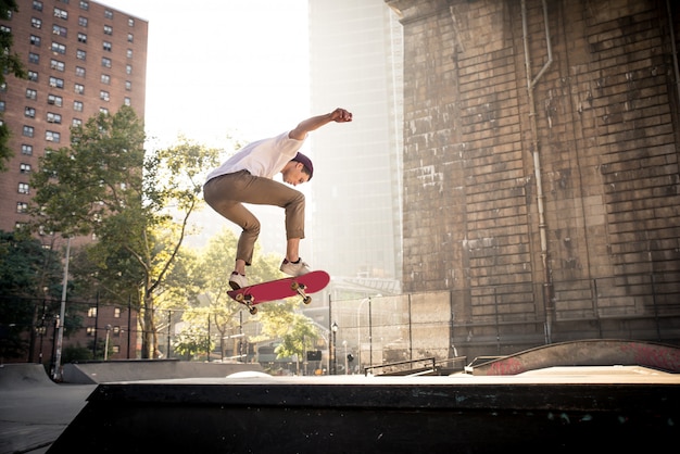 Skatista treinando em um parque de skate em Nova York