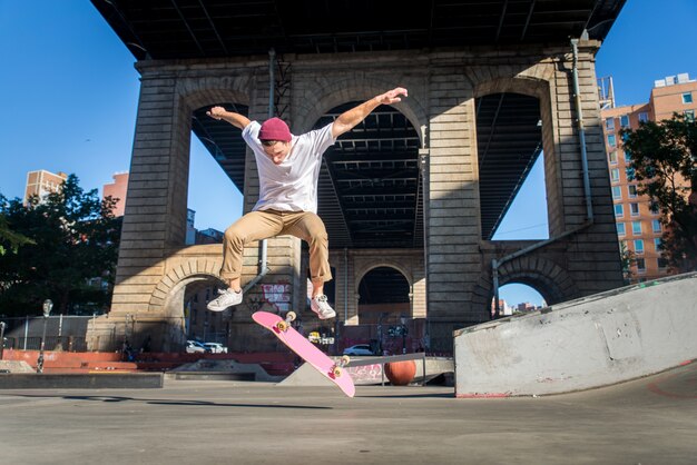 Skatista treinando em um parque de skate em Nova York