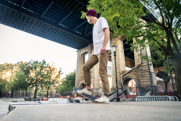 Skatista treinando em um parque de skate em nova york