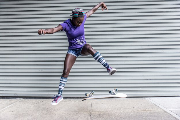 Skatista treinando em um parque de skate em Nova York