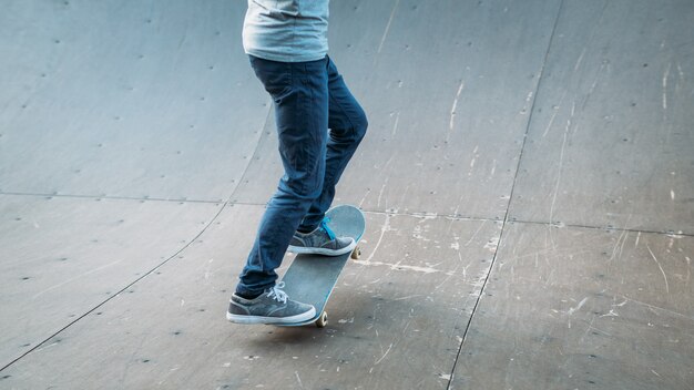 Skatista urbano em ação. Tempo de prática. Homem andando de skate.