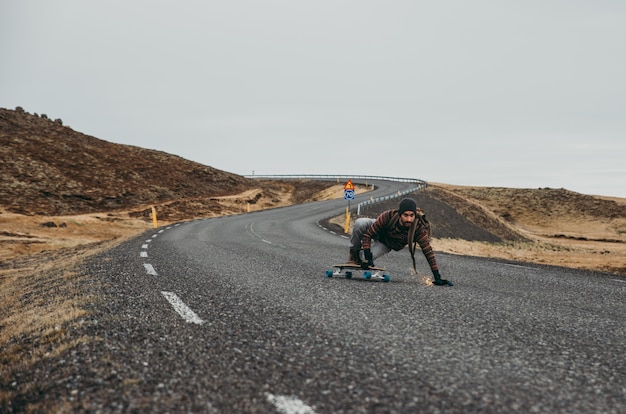 Skatista viajando pela Islândia em seu longboard