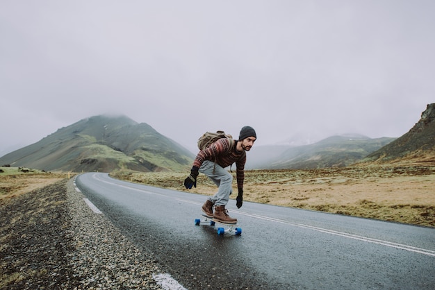 Skatista viajando pela islândia em seu longboard